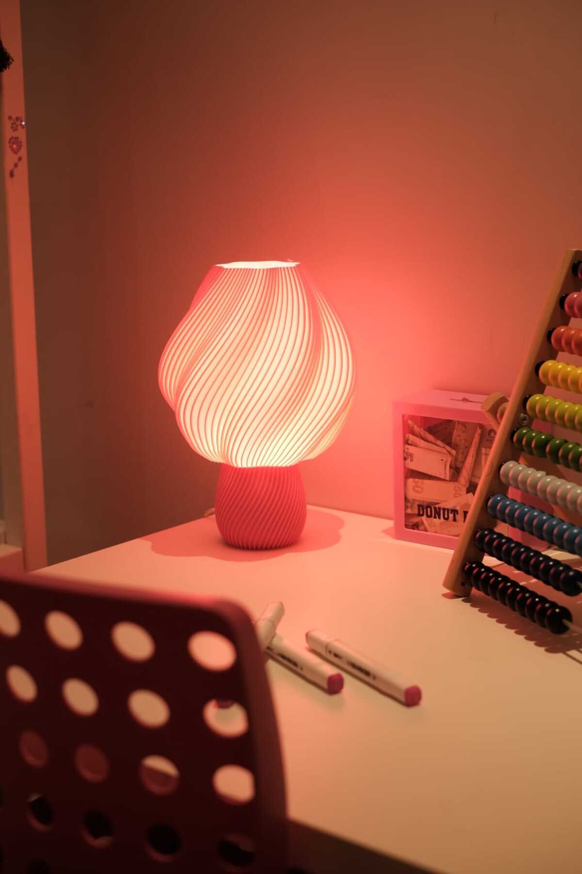 Çocuk Odası Pembe Abajur – 3D Baskı Pembe Spiral Tasarım Masa Lambası