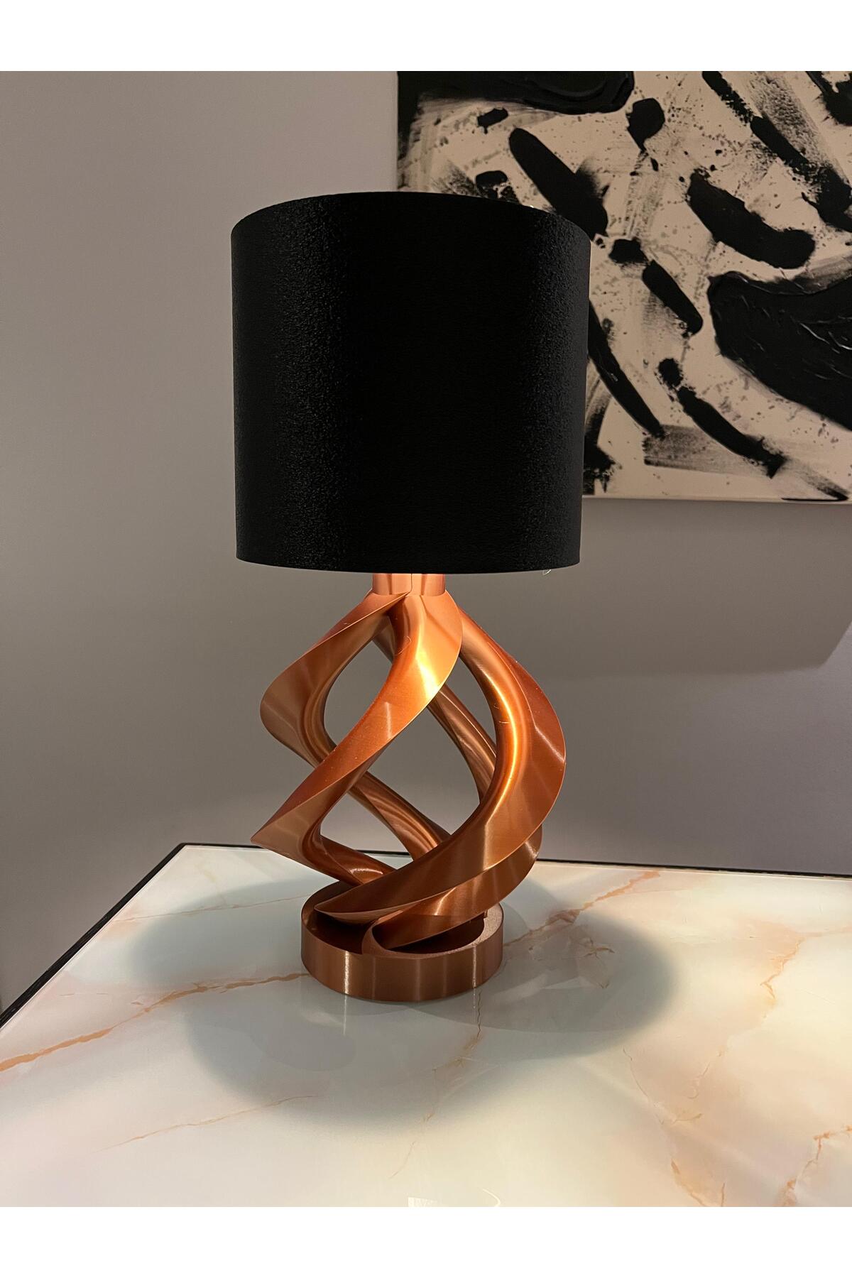 Lüks Görünümlü Modern Abajur – Sanatsal Spiral Form & Metalik Işık