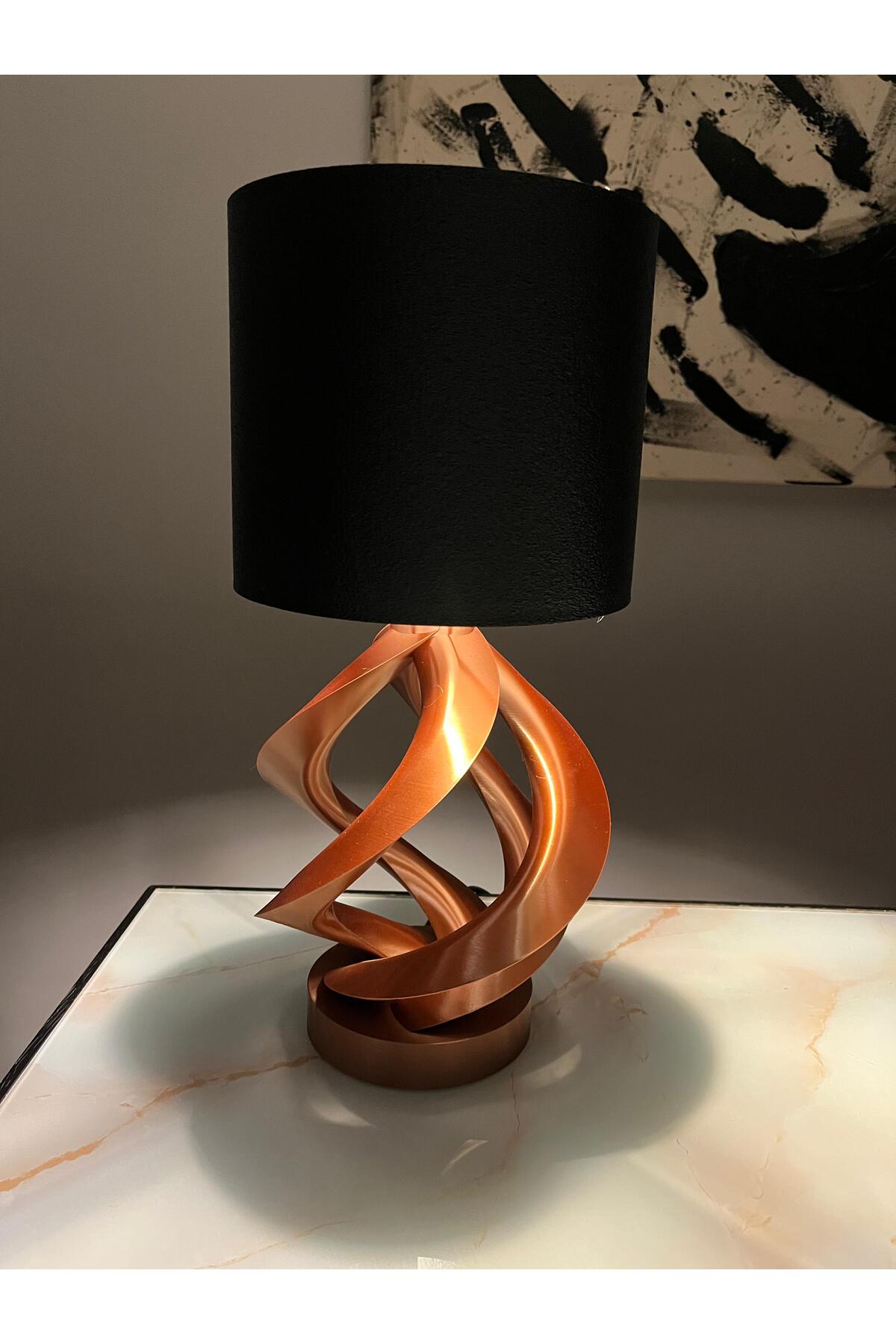 Lüks Görünümlü Modern Abajur – Sanatsal Spiral Form & Metalik Işık