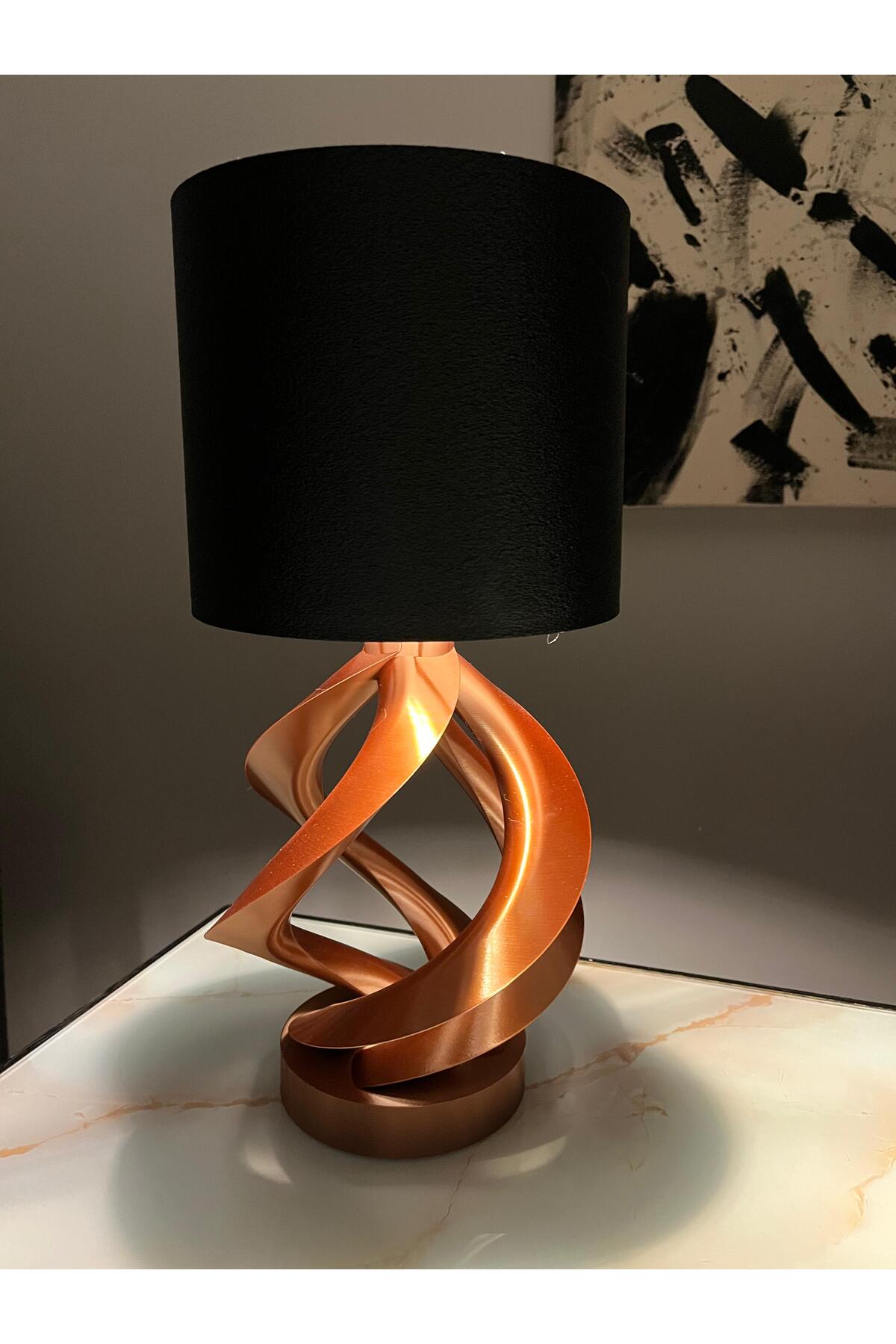 Lüks Görünümlü Modern Abajur – Sanatsal Spiral Form & Metalik Işık