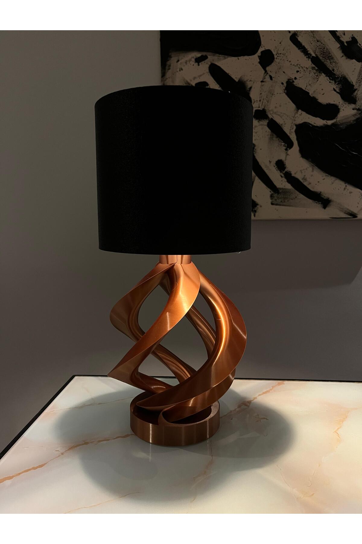 Lüks Görünümlü Modern Abajur – Sanatsal Spiral Form & Metalik Işık