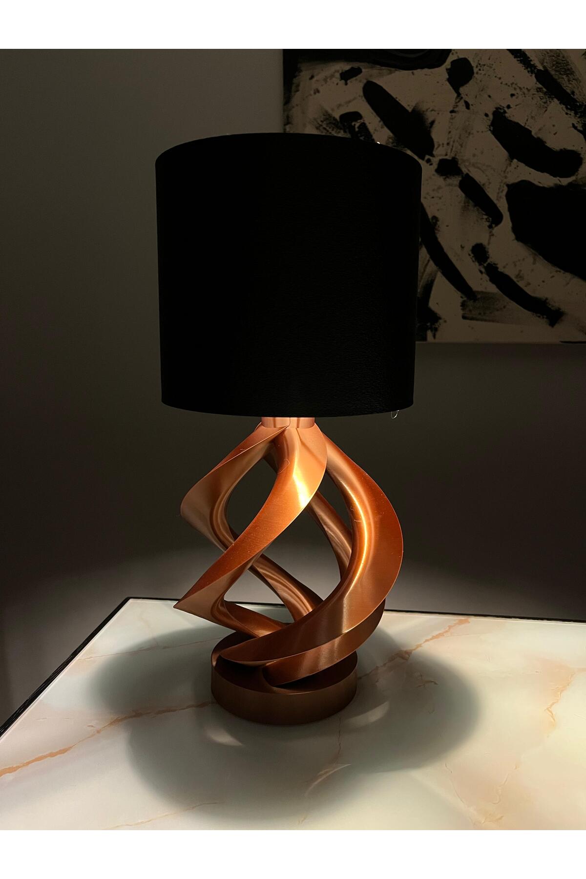 Lüks Görünümlü Modern Abajur – Sanatsal Spiral Form & Metalik Işık