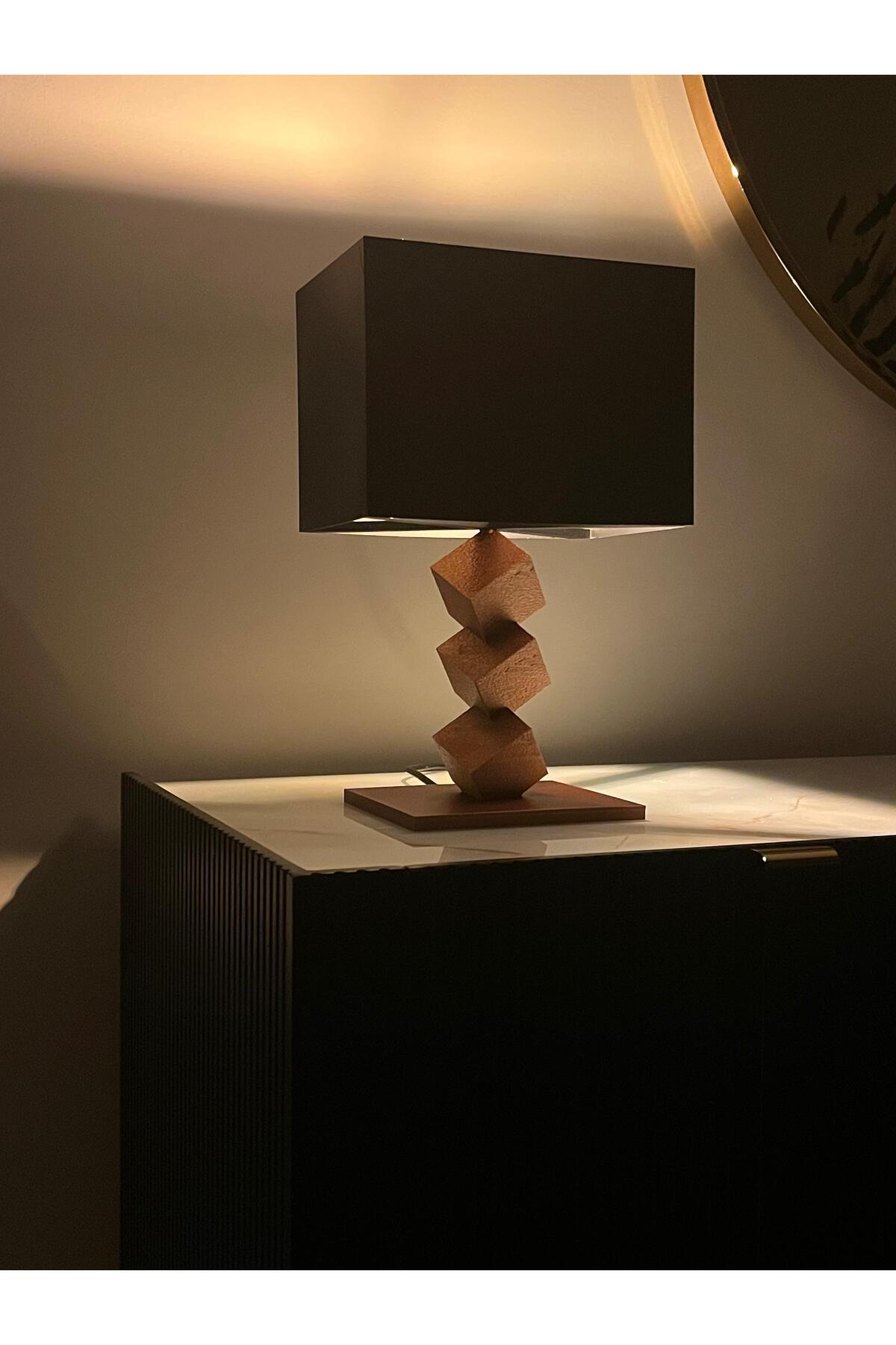 Modern Geometrik Tasarımlı Masa Lambası – Şık ve Farklı Dekoratif Abajur