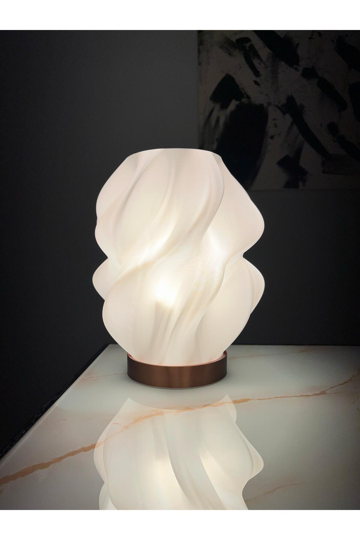 Estetik ve Fonksiyon Bir Arada: Modern Masa Lambası